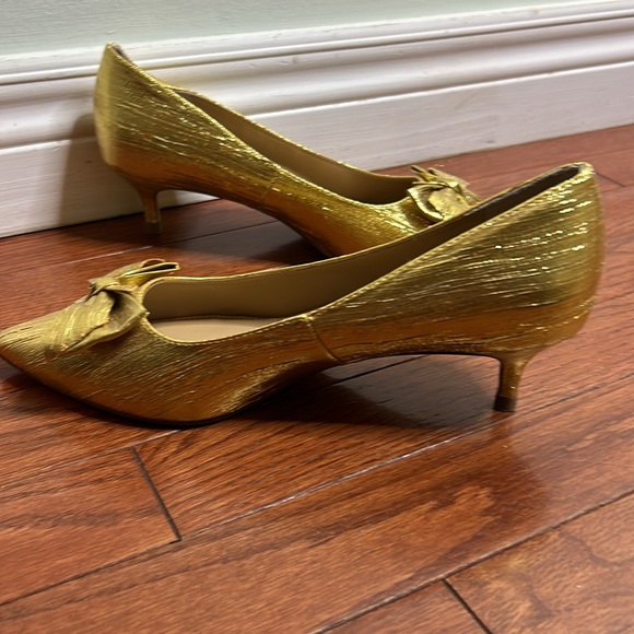 Talbots Gold Pumps with Kitten Heel and Bows - Picture 6 of 12